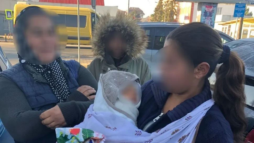 Bebeluș de nicio lună, folosit de mamă pentru cerșit, la Bistrița. Micuțul era ținut afară, în frig: ce măsuri a luat poliția 