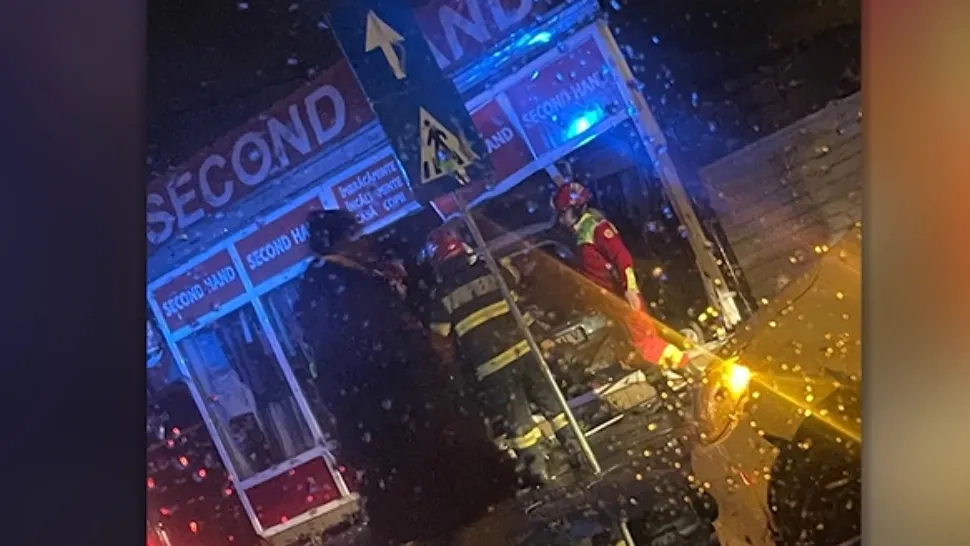 O mașină a intrat în vitrina unui magazin. Accident spectaculos pe Calea Rahovei din Capitală
