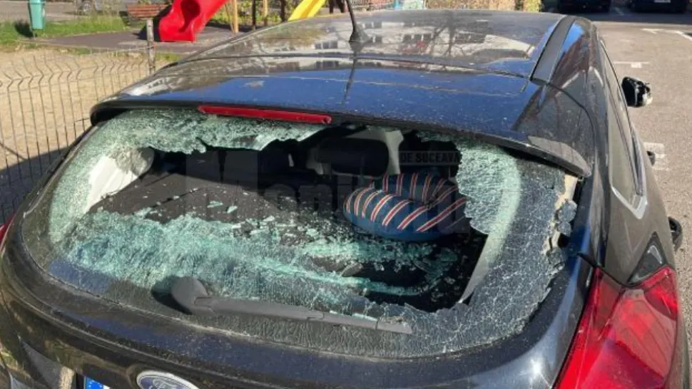 Mai multe mașini, vandalizate pe o stradă din municipiul Suceava. Poliția a identificat 3 suspecți