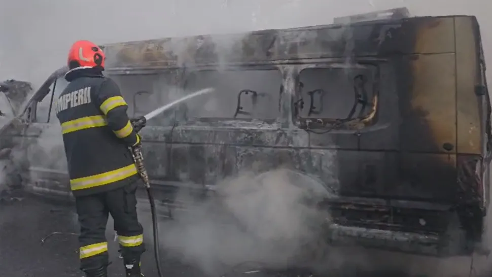 Microbuz care transporta 11 muncitori, cuprins de INCENDIU pe un drum din municipiul Iași. Sensul de ieșire din oraș este BLOCAT - VIDEO 