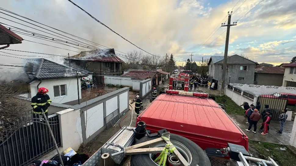 Incendiu violent, în Tunari: 3 imobile, cuprinse de flăcări - intervenție contracronometru a pompierilor. FOTO