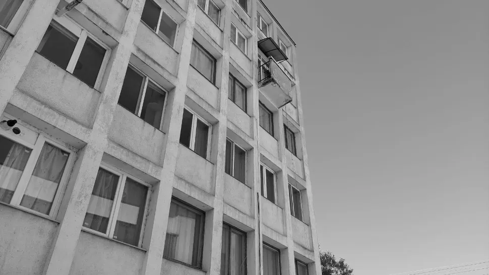 Povestea blocului cu un singur balcon, unic în România. Unde se află ciudățenia urbanistică - ascunde un mare SECRET
