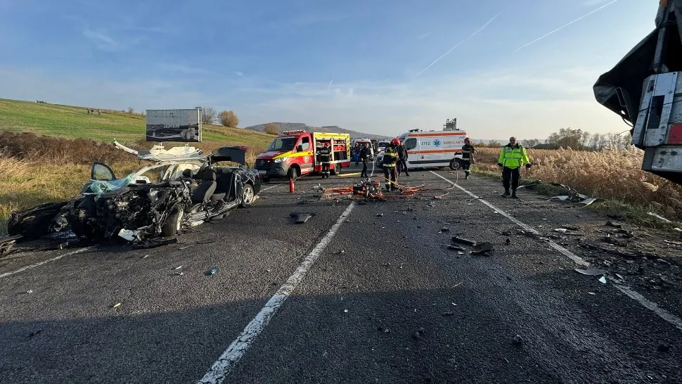 Accident grav în județul Mureș. 8 oameni sunt răniți în urma coliziunii dintre o mașină și o dubă FOTO
