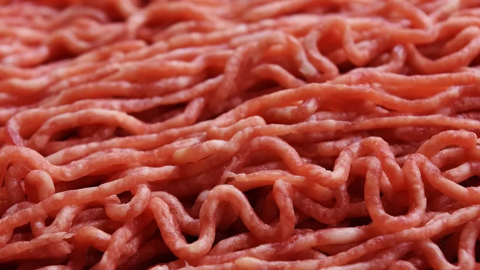 Alertă alimentară în Buzău: zeci de kilograme de carne de pui suspectă de Salmonella, retrase din magazine