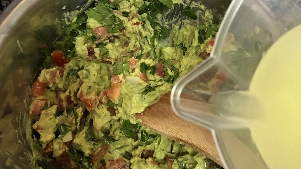Ce trebuie să faci ca salata de avocado să nu se oxideze. Trucul care o menține verde și proaspătă timp de câteva zile