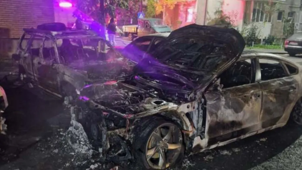 Incendiu de proporții în Arad. Opt mașini au ars - ce a declanșat focul