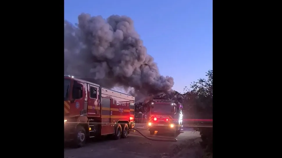 Incendiu de proporții la un centru de fier vechi din localitatea constănțeană Murfatlar VIDEO