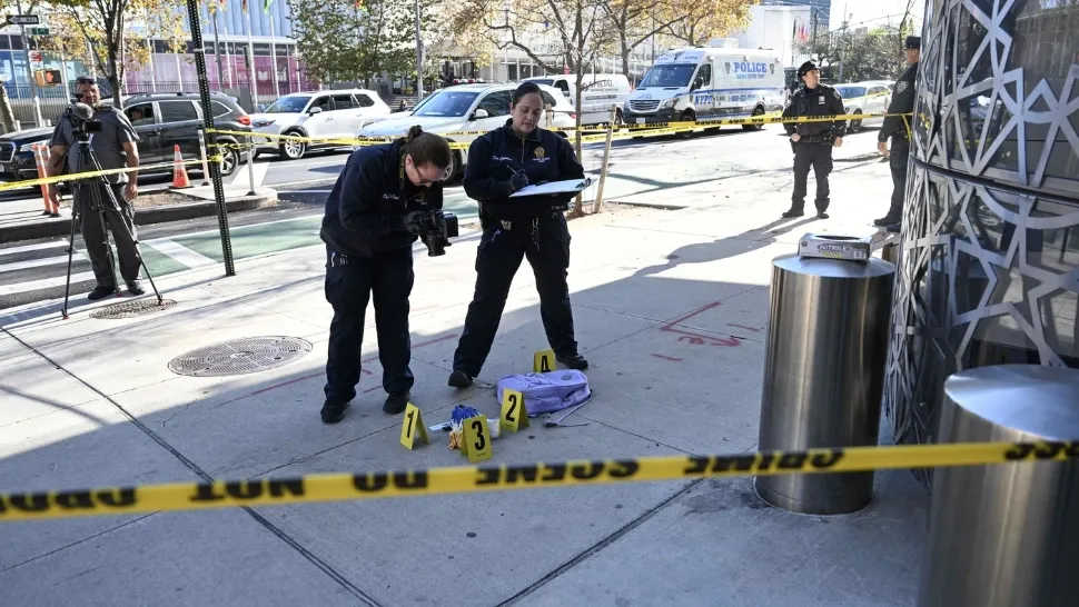Trei atacuri cu cuțitul la New York, aproape de sediul ONU. Ucigașul s-a năpustit în mulțime, doi bărbați au murit, o femeie e la spital cu răni grave 