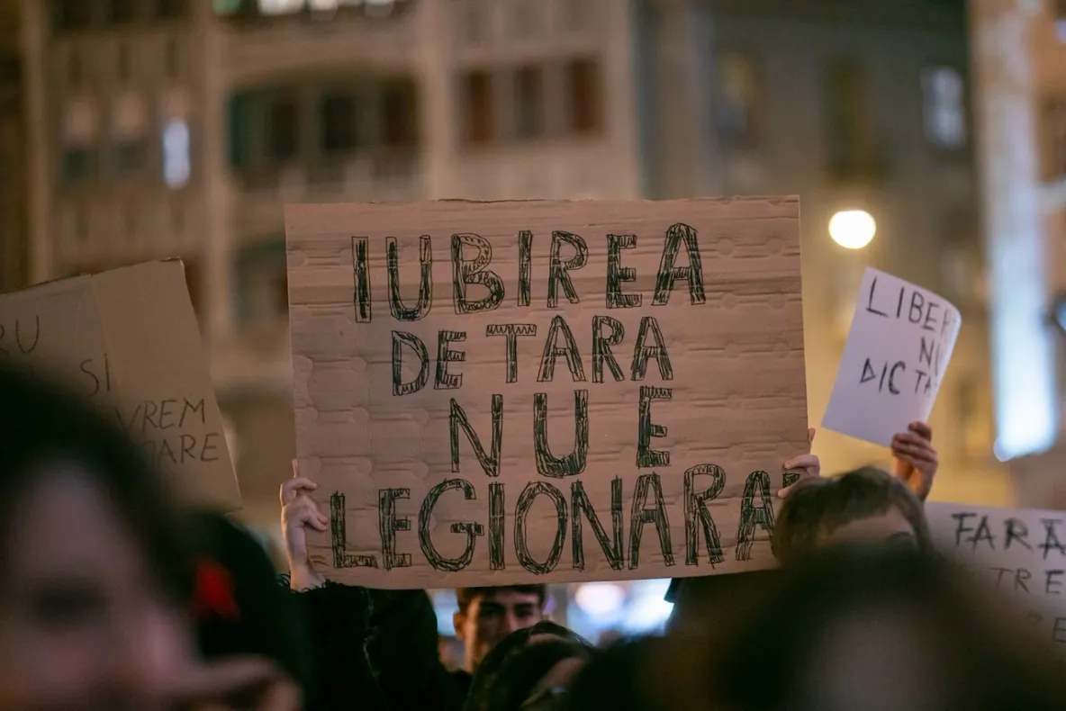 A treia seară de proteste în marile orașe. Sute de persoane au ieșit în stradă: „Iubirea de țară nu e legionară”