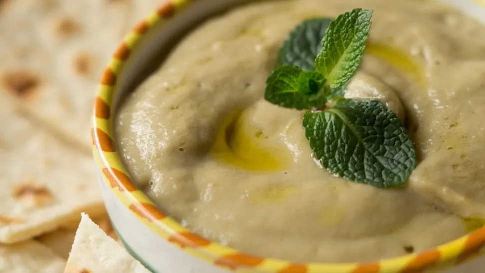 Salata de vinete în stil arăbesc. Este de post, mult mai sănătoasă și se prepară foarte rapid. Cu ce ingredient este înlocuită maioneza