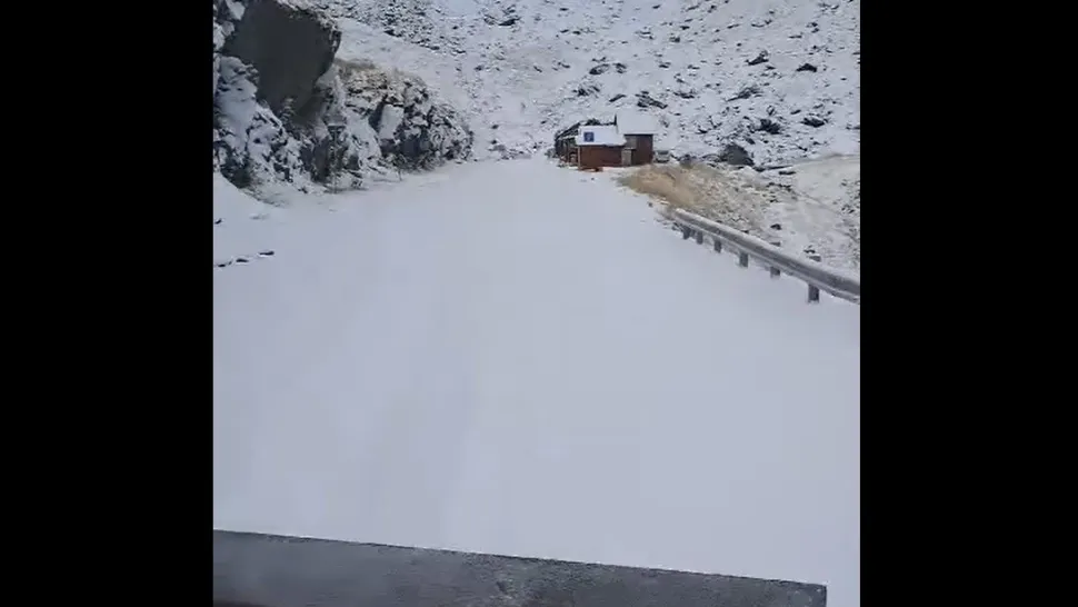 ATENȚIE șoferi! De marți, circulația pe Transfăgărășan de oprește. Lapovița și ninsoarea fac ravagii la munte VIDEO
