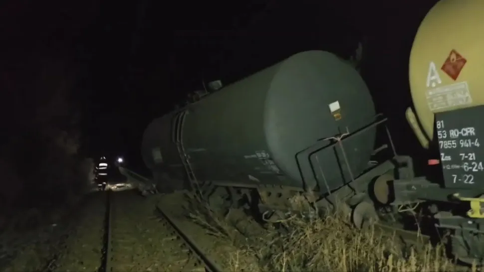 Arafat: Circulația trenurilor între Craiova și Turnu Severin ar putea fi întrerupă toată ziua de miercuri, după ce mai multe vagoane cu benzină au DERAIAT. A fost pericol de explozie și s-a emis RO Alert