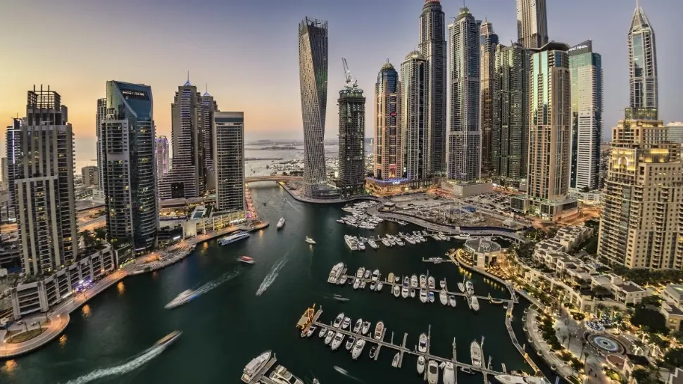 A mers în vacanță cu familia, în Dubai, și riscă 20 de ani de închisoare. Ce a putut să facă un tânăr de 18 ani