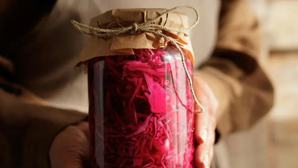 Cum să pui varză roșie tocată la borcan. Secretul care o menține crocantă și îi conferă o aromă aparte