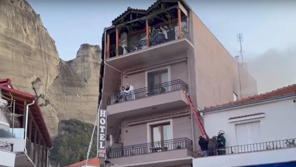Scene de groază în Grecia. Incediu într-un hotel, patronul a murit aruncându-se în gol - FOTO/VIDEO