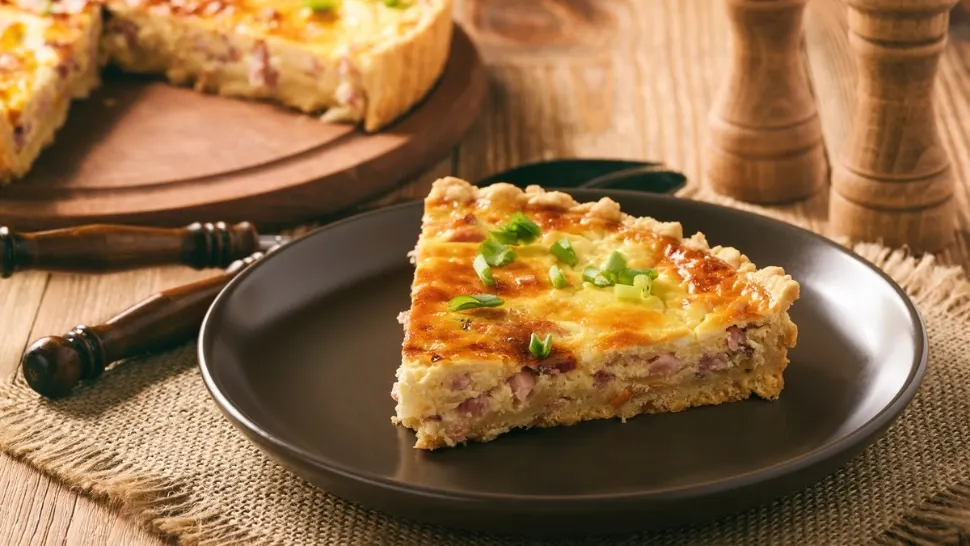 Rețetă de tartă franțuzească cu bacon și smântână - Quiche Lorraine. Un preparat deosebit care îmbină tradiția rurală cu influențele aristocratice