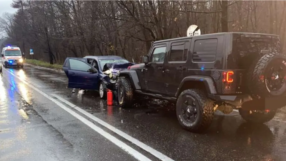 Circulație blocată temporar pe DN 7 din cauza unui accident. Trei copii au fost transportați la spital