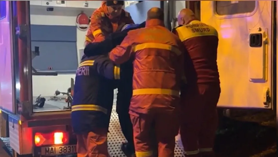 Bătrânii dintr-un azil, evacuați în toiul nopții din cauza unei eoliene defecte care s-a prăbușit peste clădire