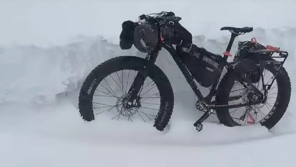Biciclist oprit de salvamontiști, la cota 1800 din Bucegi, în viscol extrem. Caz șocant chiar și pentru oamenii muntelui - VIDEO