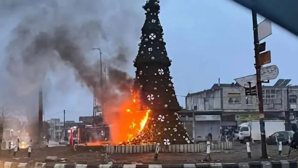 Siria, în flăcări: Proteste ale creștinilor la Damasc, după ce un brad de Crăciun a fost incendiat 