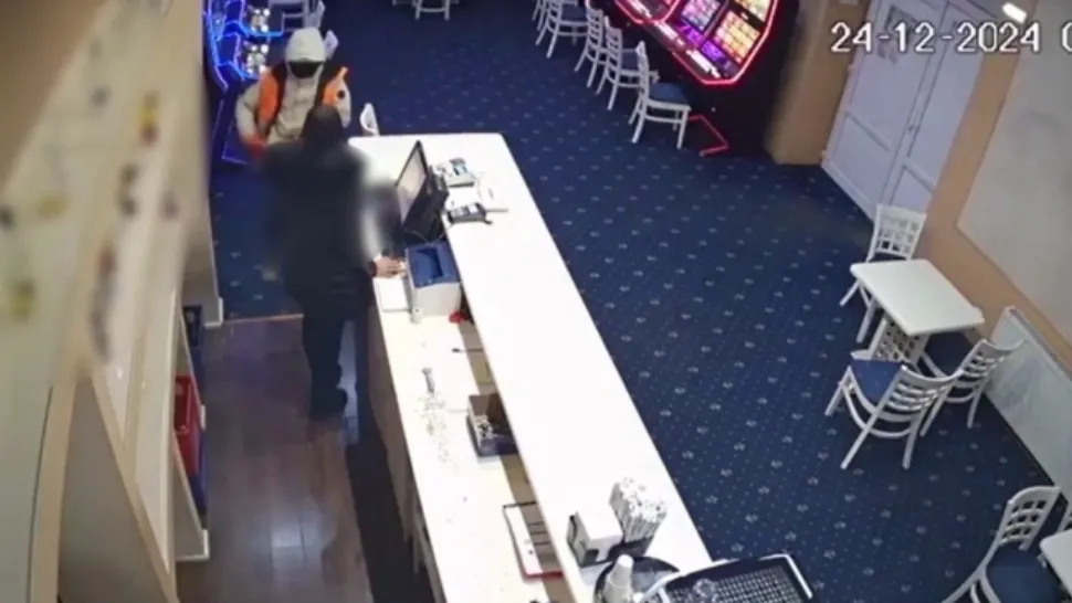 VIDEO - Jaf ca-n filme într-o sală de păcănele din Cluj, sub amenințarea unui pistol de jucărie. Cum l-au prins oamenii legii pe pistolarul de ocazie