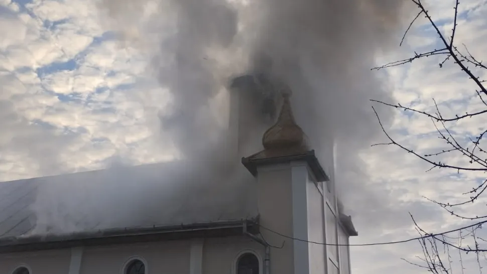 Biserică în flăcări, în Maramureș. A luat foc acoperișul. Pompierii intervin contra cronometru VIDEO