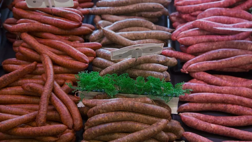 Alertă alimentară majoră – 7.500 de kilograme de cârnați retrași de pe piață din cauza unui risc sever pentru sănătate