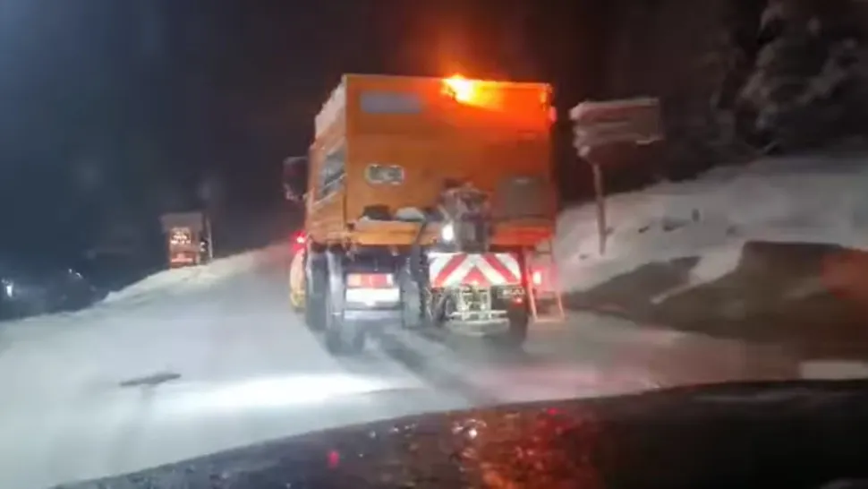 Nisoare abundentă pe drumurile din România. Drumarii au scos utilajele de deszăpezire 