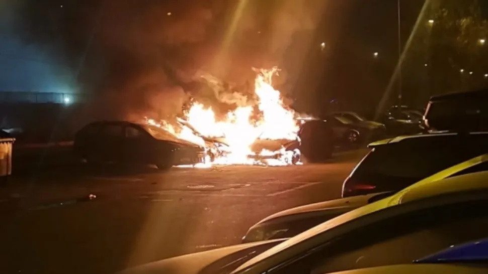 Panică într-o parcare din București: mașini mistuite de foc, după ce s-a dat cu PETARDE
