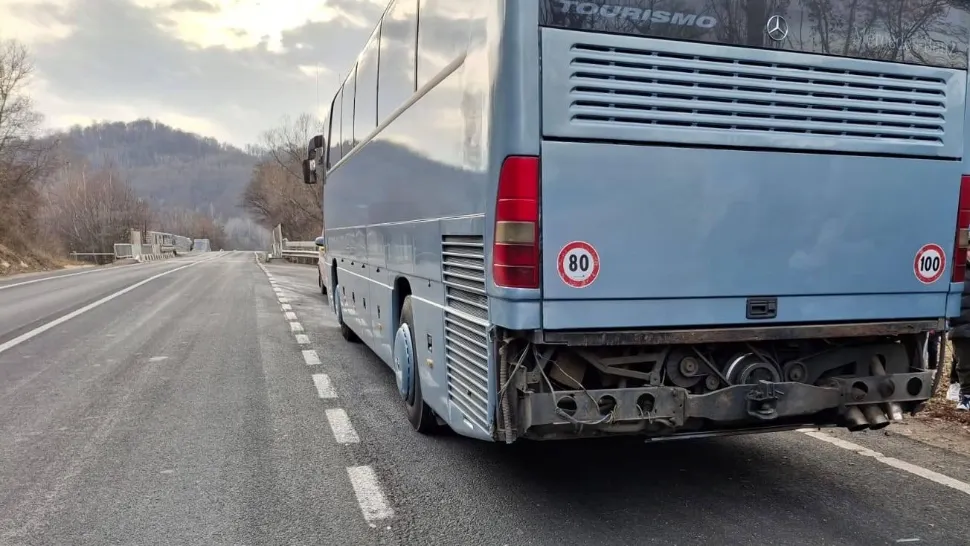 Accident grav în Hunedoara. Un autocar cu 45 de copii a fost luat în plin de un camion 