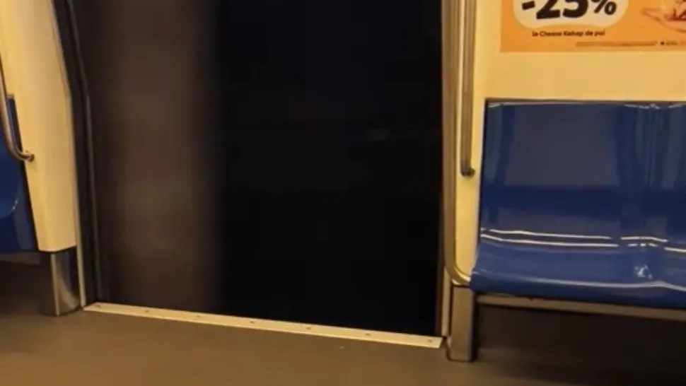 Probleme la metrou. Un tren a circulat cu ușa deschisă, pe Magistrala 1 VIDEO