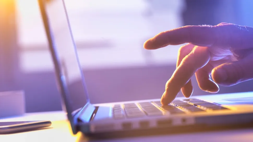 Tânără de 18 ani, sancţionată pentru injurii electorale pe reţelele de socializare, la Sibiu