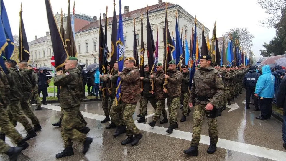 A doua țară europeană care reintroduce serviciul militar obligatoriu. Războiul declanșat de ruși în Ucraina i-a speriat pe oficiali