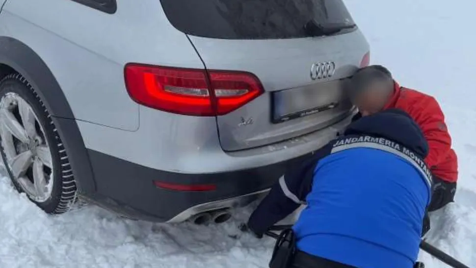 Şase turişti, între care şi doi copii, au rămas înzăpeziţi în Masivul Cozia. Doar intervenția jandarmilor i-a salvat de la îngheț