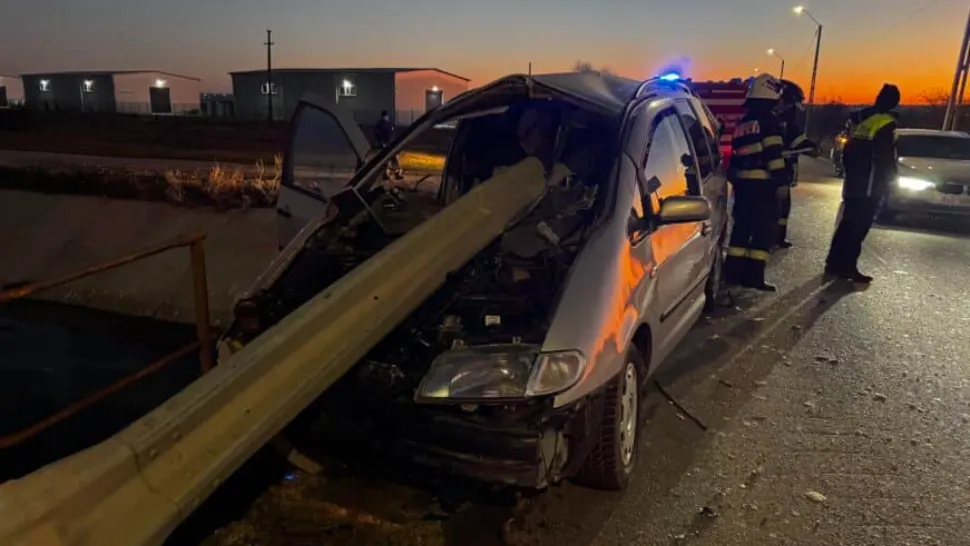 Şoferul care a scăpat fără răni după ce autoturismul pe care îl conducea a fost străpuns de un parapet metalic era BĂUT! Ce alcoolemie avea