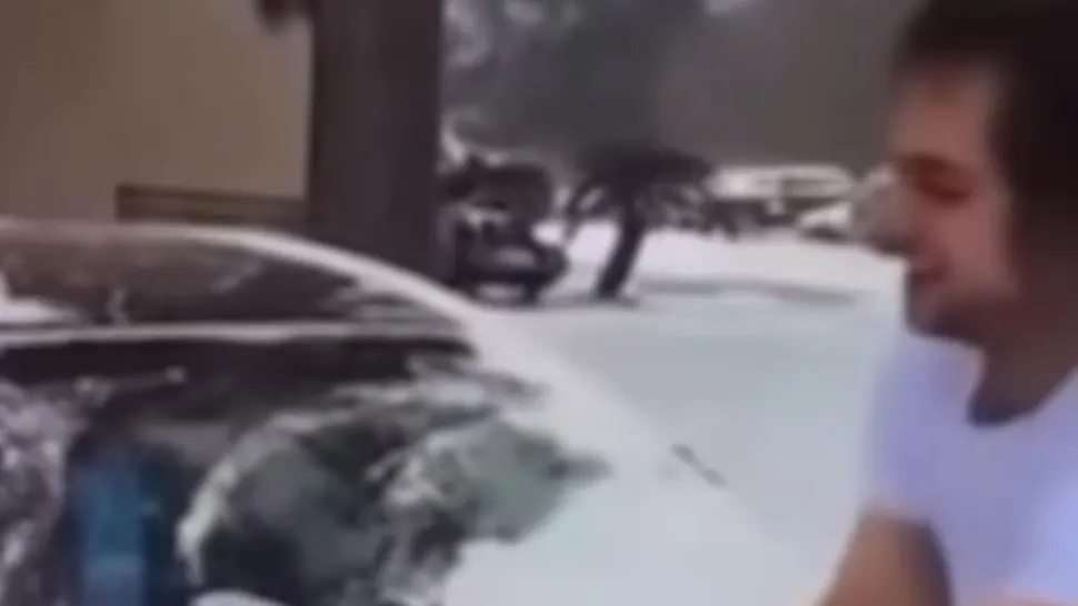 Un tată și-a folosit bebelușul ca să șteargă zăpada de pe mașină. Filmarea a stârnit un val de furie - VIDEO