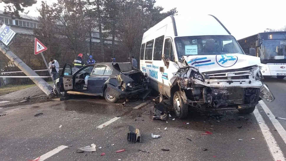 Accident nimicitor, în Bistrița: după impactul cu un microbuz, mașina a fost aruncată în alt autoturism și s-a oprit în stâlp. Un pieton, rănit de firele smulse