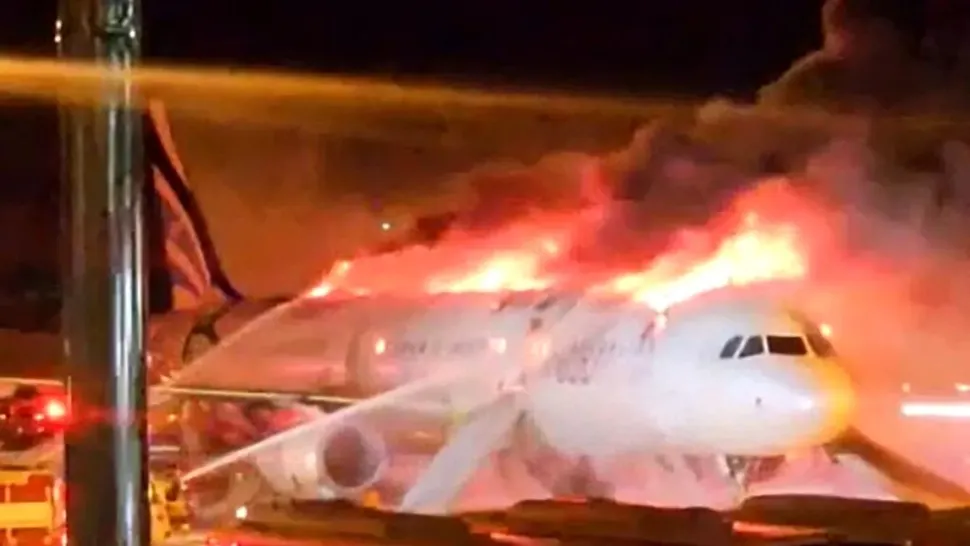 VIDEO: Foc și panică pe pistă: Un avion cu 176 de oameni bord a fost cuprins de flăcări 
