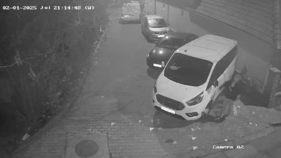 Prăpăd pe o stradă din Alba Iulia. Un tânăr DROGAT a vandalizat mai multe mașini: camerele video au surprins momentul - IMAGINI