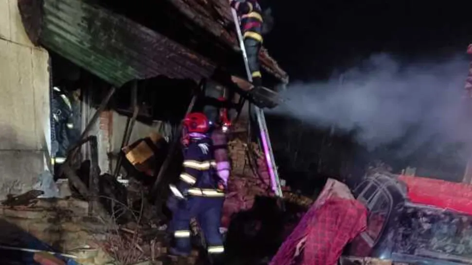Incendiu devastator la o locuință din municipiul Aiud. Un om a fost găsit carbonizat 