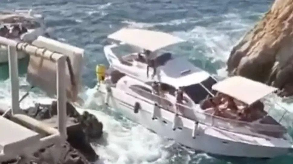 Tragedie la început de an! Un iaht de lux cu turiști s-a scufundat după ce s-a izbit de stânci