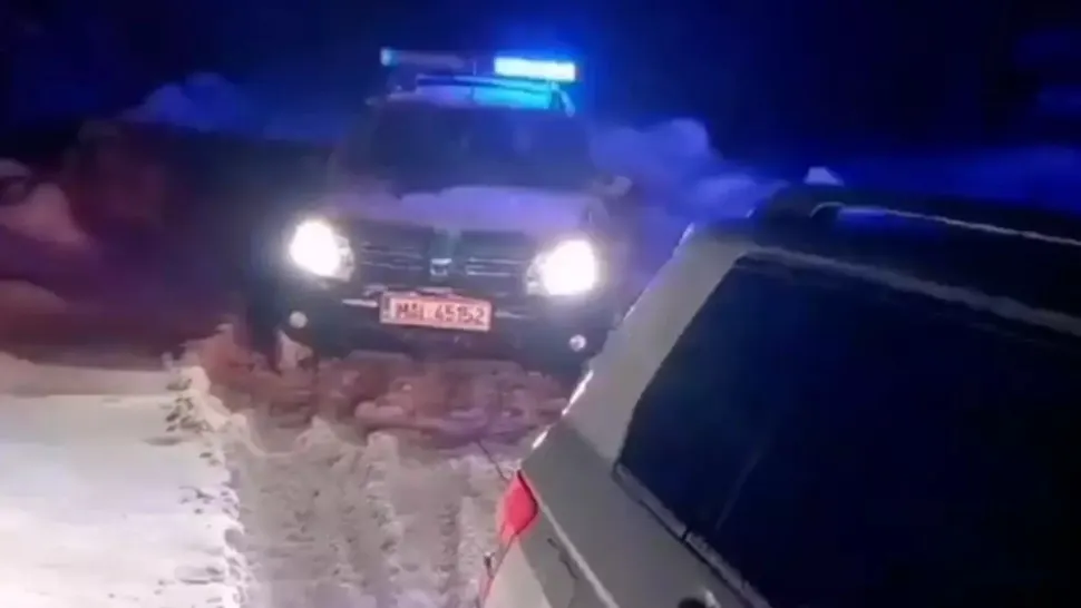 Intervenție de urgență: O mașină a rămas înzăpezită pe drum. Patru oameni au rămas captivi înăuntru