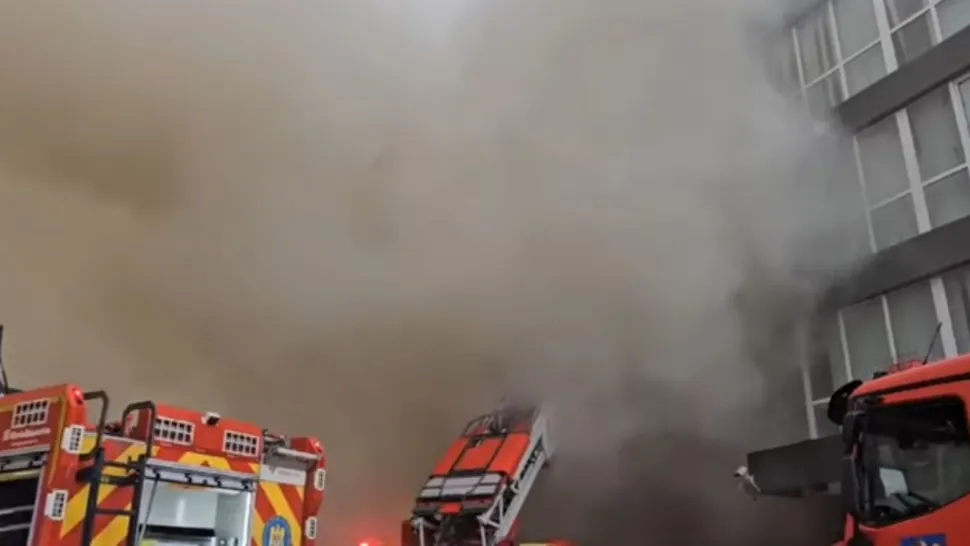 Incendiu URIAȘ într-o clădire de birouri. 7 mașini de pompieri intervin la fața locului: a fost emis mesaj Ro Alert