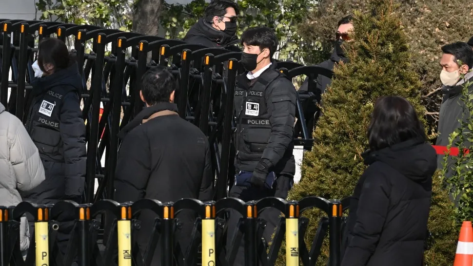 Tensiuni maxime la reședința lui Yoon Suk Yeol din Seul: polițiștii s-au confruntat cu forțele de securitate. Executarea mandatului de arestare, ANULATĂ 