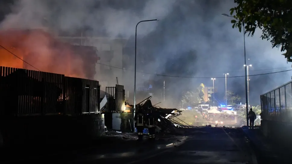 O explozie devastatoare a distrus un bloc întreg din temelii. Salvatorii caută supraviețuitori printre dărâmături