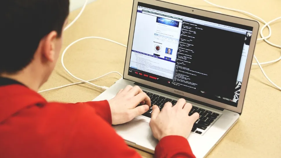 Hacker de 15 ani, prins după ce s-a „jucat” cu nave petroliere. Cum a ajuns un minor să sfideze sistemele de securitate