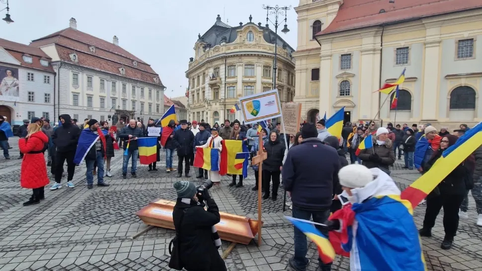 Protest cu coșciugul în fața primăriei Sibiu: "Iohannis a omorât democrația!"