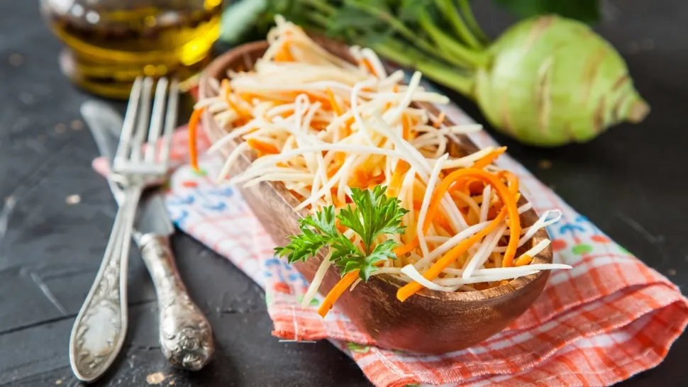 Salată de gulii. Rețetă savuroasă, pentru porția de sănătate. Ingredientul care îi dă o savoare desăvârșită