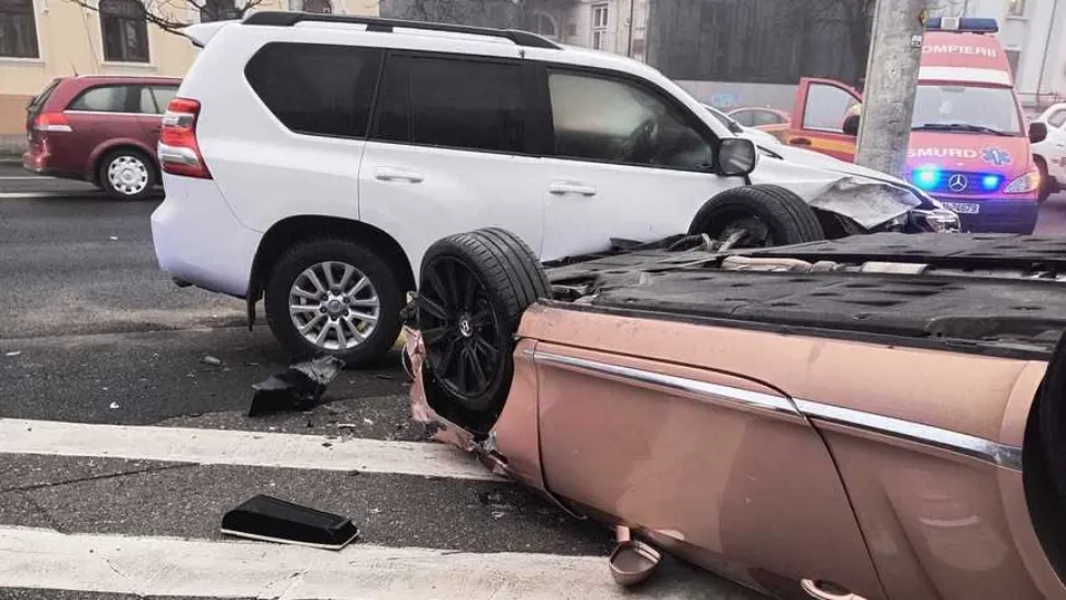 Impact violent pe un bulevard din Ploiești: o mașină s-a răsturnat după ce s-a izbit de un SUV parcat. 3 persoane au fost rănite 