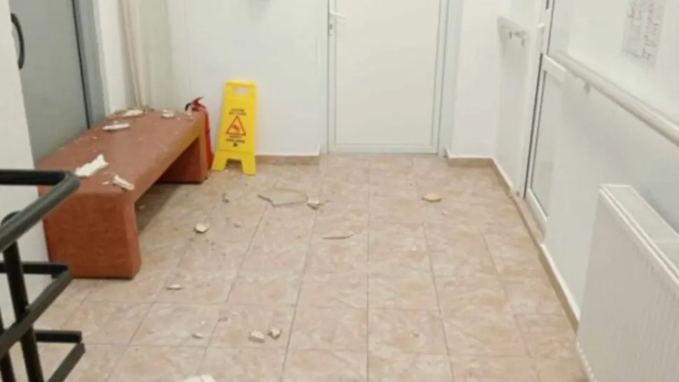 Încă o bucată din tavanul Maternității Odobescu din Timișoara s-a PRĂBUȘIT. Primăria a PROMIS, dar n-a venit cu nicio SOLUȚIE